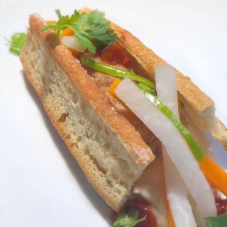 This week’s delivery menu has some awesome flavours! A sexy ‘deconstructed’ banh mi, with tender layered pork, baguette crisps, quick pickled carrots and daikon, + kewpie (pictured); Mayan chicken with spiced tomato/tomatillo sauce, accompanied by rice, tortillas, and cacao nib salt; and for dessert, the incredible Le Kit Kat Bar, ? link in bio for all the juicy deets!