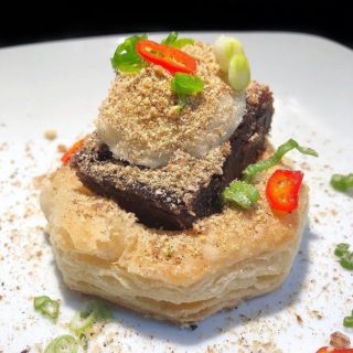 Nothing like a sexy Australian ‘meat pie’ with tender beef, flaky pastry, smoky sauce, and fragrant hazelnut dukkah. Mmmmm ?