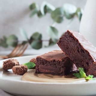 Still dreaming about these Gooey Chocolate Brownies with Coffee Pudding, Cocoa Bites, + Mint ? 
? @nadia.creativity @rdaphoto