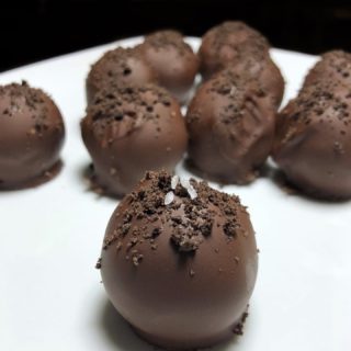 My new BFF. Oreo Truffles, where the centre is fudgy Oreo goodness, and the outside has a perfectly crisp chocolate shell, finished with crumbled Oreo cookies for ultimate deliciousness ?