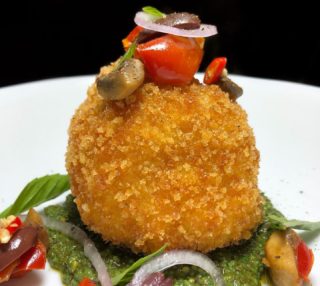 My Friday has crispy mac ‘n’ cheese croquettes with parmigiana, pesto, mushrooms, peppers, + chili ? How’s YOUR Friday?